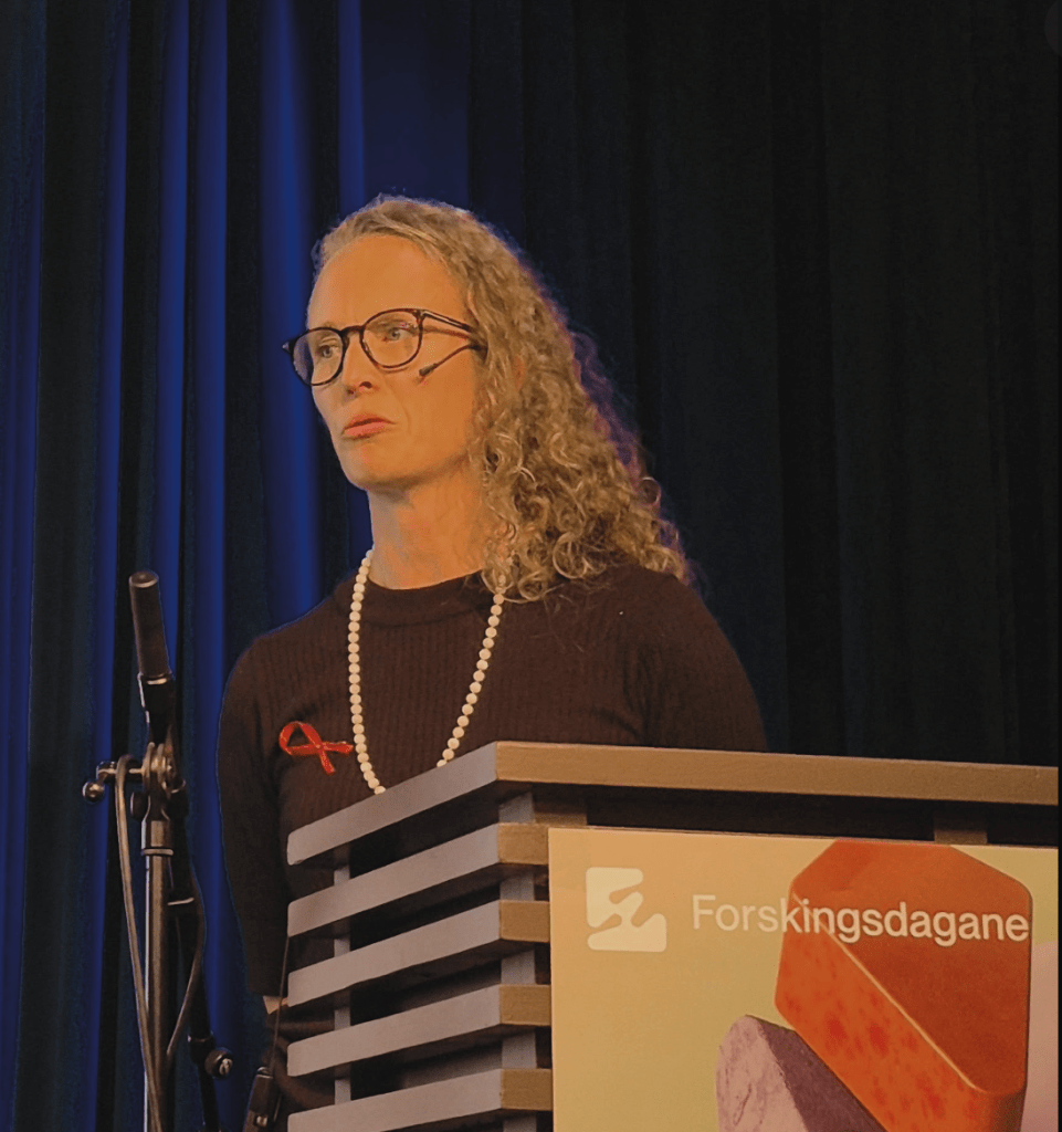 Hilde Søndrol holder foredrag om sin vei ut av ME på Forskningsdagene 2025.